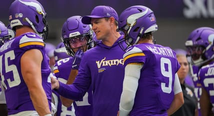 Kevin O'Connell coaching up JJ McCarthy and teammates - Houston Texans at Minnesota Vikings