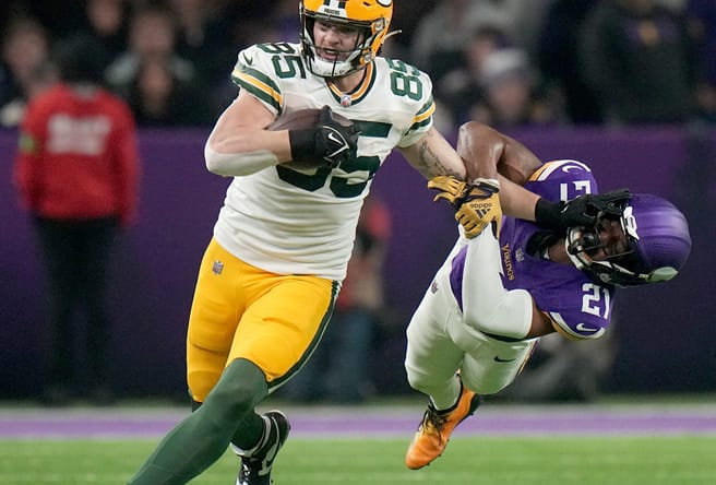 Akayleb Evans, Minnesota Vikings stiff-armed by Packers tight end