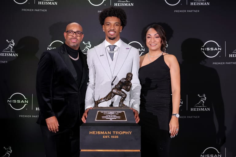 Jayden Daniels Minnesota Vikings nfl draft mock draft : Heisman Trophy Presentation