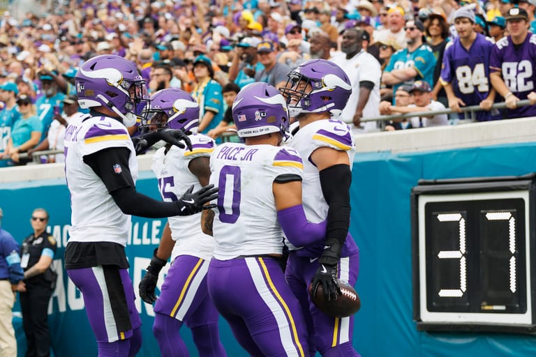NFL: Minnesota Vikings defense at Jacksonville Jaguars