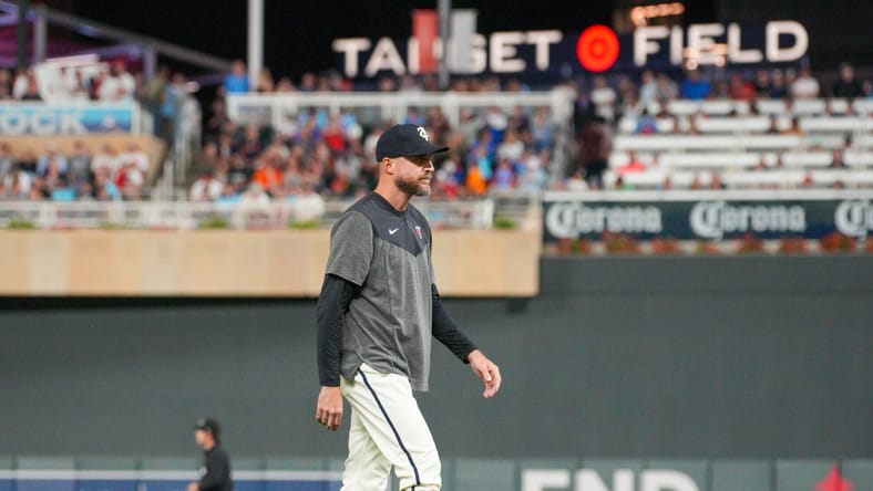 Rocco Baldelli leaving mound visit with Jhoan Duran - Minnesota Twins