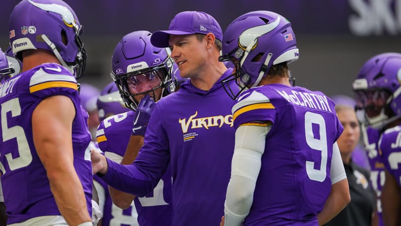 Kevin O'Connell coaching up JJ McCarthy and teammates - Houston Texans at Minnesota Vikings