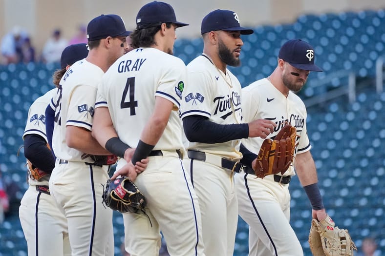 Simeon Woods Richardson and teammates meet at the mound : Minnesota Twins
