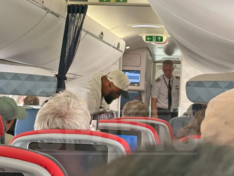 Former Minnesota Vikings defensive lineman Everson Griffen getting off Delta flight for "unruly" behavior