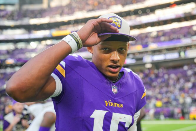 NFL: New Orleans Saints at Minnesota Vikings