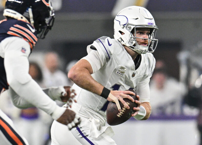 Sam Darnold bandage wrap : Chicago Bears at Minnesota Vikings