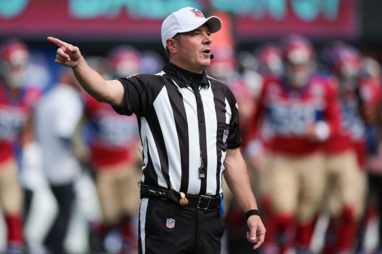 NFL referee Alex Kemp : Minnesota Vikings at New York Giants